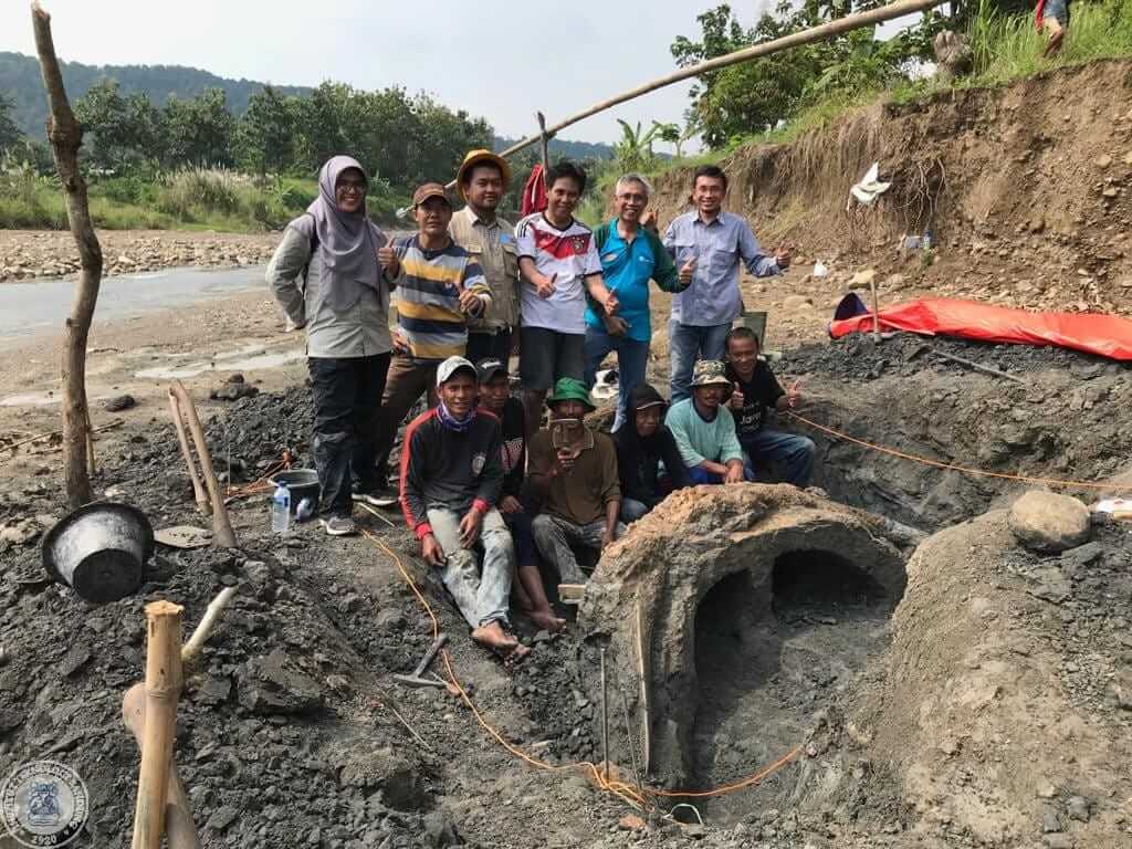 Fosil gading dalam keadaan lapuk dan rapuh